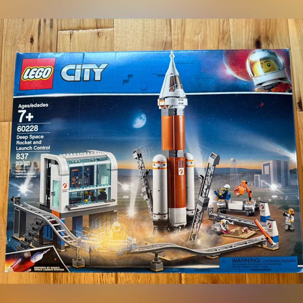 Lego City 60228 Deep Space Rocket and Launch Control 837pcs